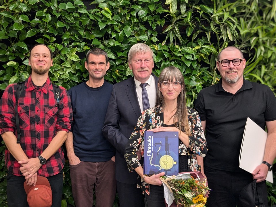 Na fotce zleva: David Izaj (ilustrátor), Petr Pláteník (editor knihy), Roman Fabeš (náměstek hejtmana Kraje Vysočina pro oblast kultury, památkové péče, cestovního ruchu a mezinárodních vztahů), Lucie Římáková (grafička) a Aleš Prstek (ředitel Vydavatelství UP) Na fotce zleva: David Izaj (ilustrátor), Petr Pláteník (editor knihy), Roman Fabeš (náměstek hejtmana Kraje Vysočina pro oblast kultury, památkové péče, cestovního ruchu a mezinárodních vztahů), Lucie Římáková (grafička) a Aleš Prstek (ředitel Vydavatelství UP)